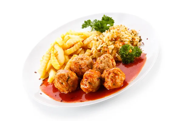 Boulettes Viande Cuites Avec Sauce Tomate Frites Ondulées Choucroute Persil — Photo