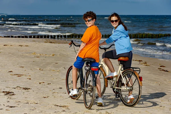 Tiener Meisje Jongen Fietsen Het Strand — Stockfoto