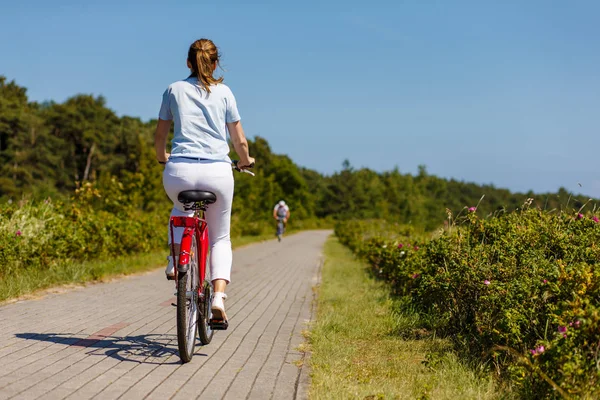 Sportig Kvinna Aktiv Ridning Cykel Seaside — Stockfoto