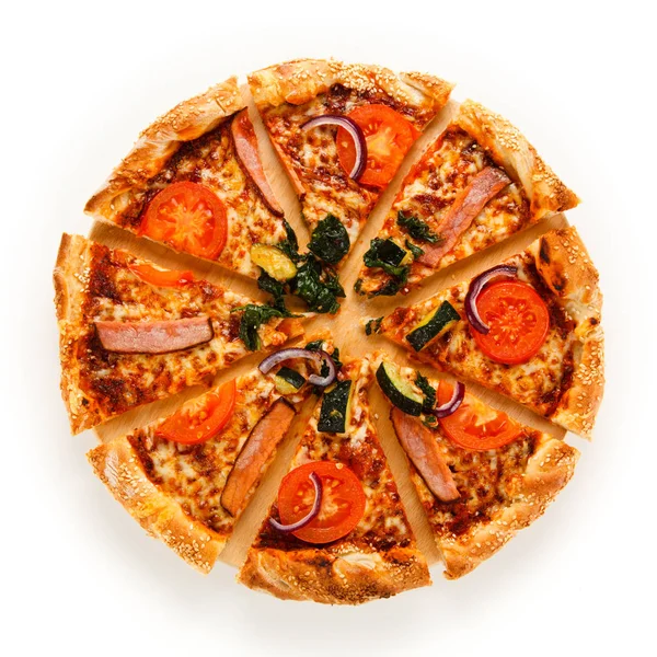 Pizza Scheiben Mit Schinken Zucchini Zwiebeln Käse Und Tomaten Auf — Stockfoto