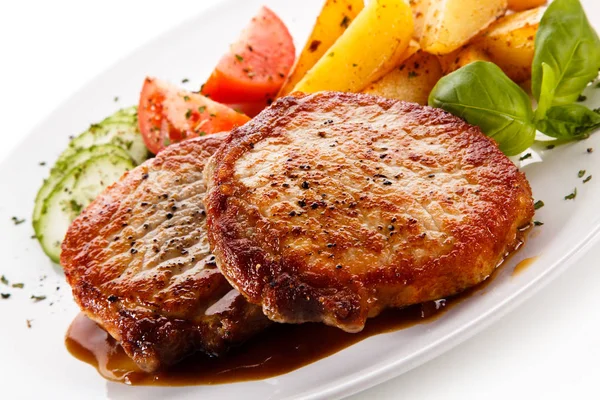 Schweineschnitzel Mit Kartoffelkeilen Tomaten Und Gurken Auf Weißem Teller — Stockfoto