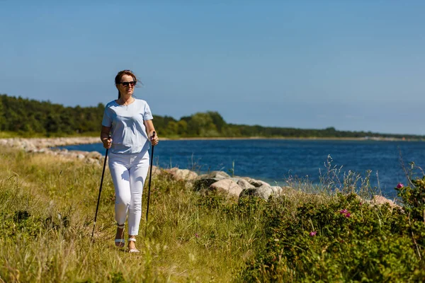 Mujer Ropa Casual Blanca Caminando Playa Usando Palos Turísticos — Foto de Stock