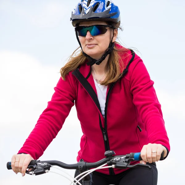 屋外自転車に乗る女性 — ストック写真