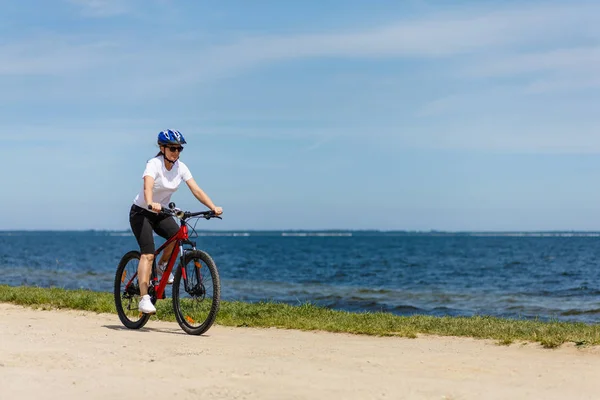 健康的生活方式 中年妇女骑自行车 — 图库照片
