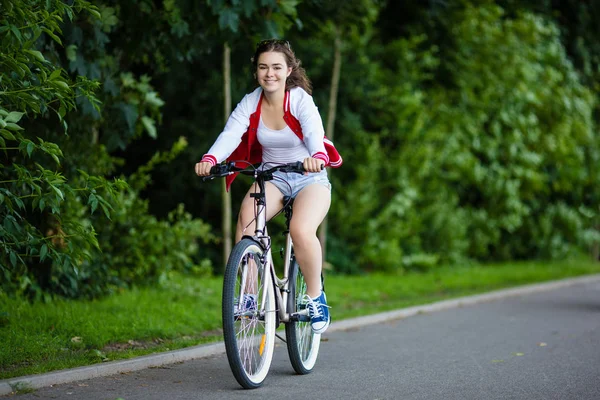 ティーンエイ ジャーの少女乗馬の自転車 スポーツとレジャーの概念 — ストック写真