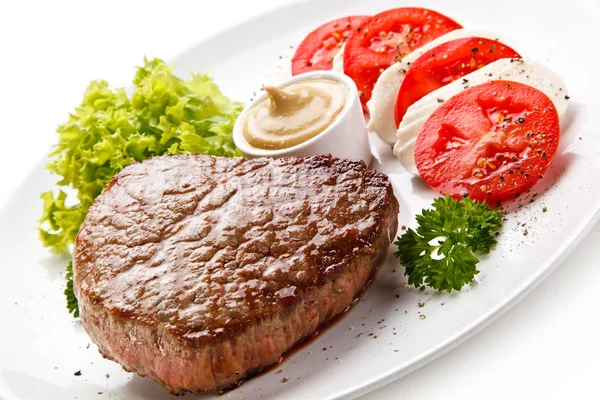 Filet Mignon Steak Met Caprese Salade Mosterd — Stockfoto