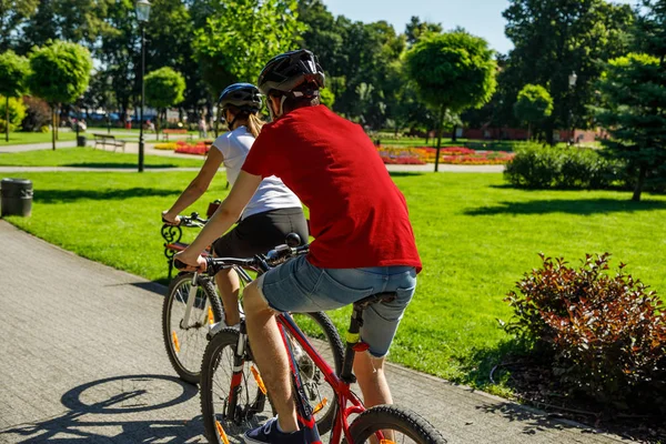 Estilo Vida Saudável Pessoas Andando Bicicleta Parque Cidade — Fotografia de Stock