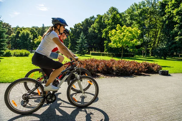 Stile Vita Sano Persone Che Vanno Bicicletta Nel Parco Cittadino — Foto Stock