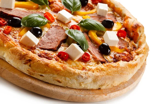 Pizza Mit Schinken Paprika Tomaten Oliven Käse Und Basilikumblättern — Stockfoto