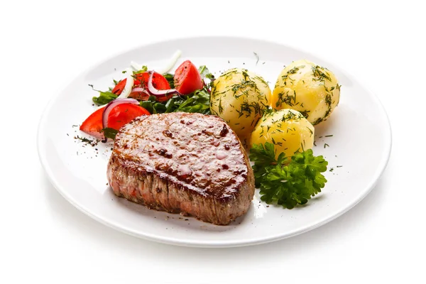 Filet Mignon Steak Vařenými Brambory Nakrájenou Zeleninou — Stock fotografie