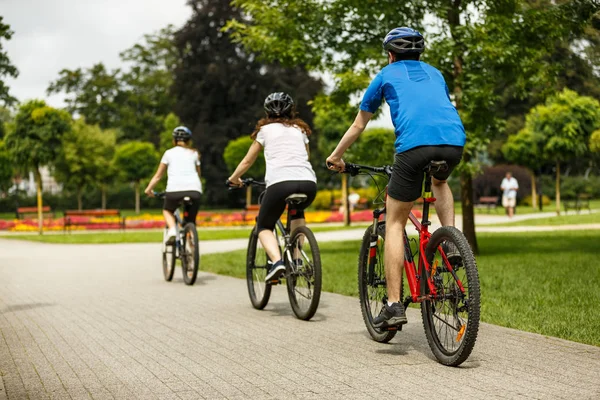 Conceito Estilo Vida Saudável Pessoas Andando Bicicleta Parque Cidade — Fotografia de Stock