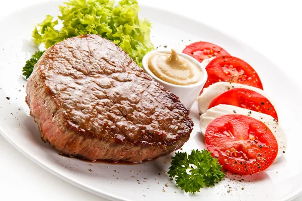 Filet Mignon Steak Met Caprese Salade Mosterd — Stockfoto