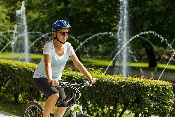 Medelålders Kvinna Utbildning Rider Cykel Sommar Park — Stockfoto