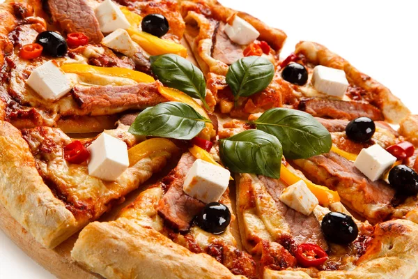 Pizza Scheiben Mit Schinken Paprika Tomaten Oliven Käse Und Basilikumblättern — Stockfoto