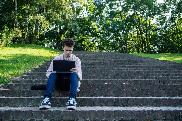 Göndör Fiatalember Használ Laptop Lépcsőn Ülve Park — Stock Fotó