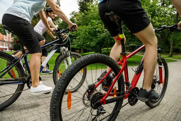 Vista Laterale Della Famiglia Che Guida Biciclette Nel Parco — Foto Stock