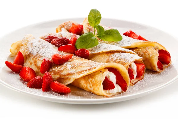 Süße Crêpes Gefüllt Mit Erdbeeren Und Sahne Auf Weißem Teller — Stockfoto