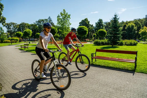 Estilo Vida Saudável Pessoas Andando Bicicleta Parque Cidade — Fotografia de Stock