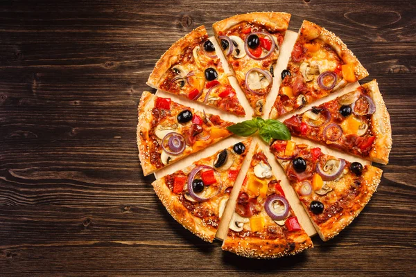 Pizza Margherita Mit Schwarzen Oliven Auf Holzgrund — Stockfoto