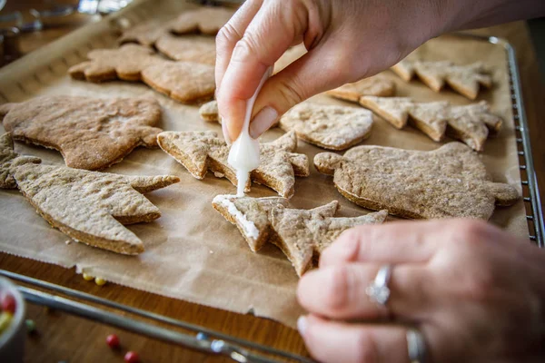 Vrouw Versieren Met Glazuur Peperkoek Kerstkoekjes Keuken — Stockfoto