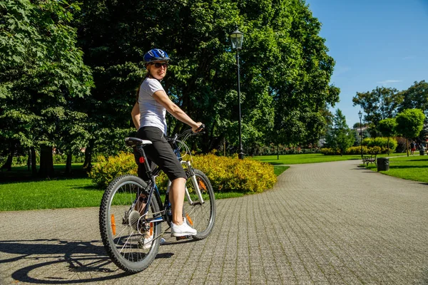 Sportieve Vrouw Fietsten Zomer Park — Stockfoto