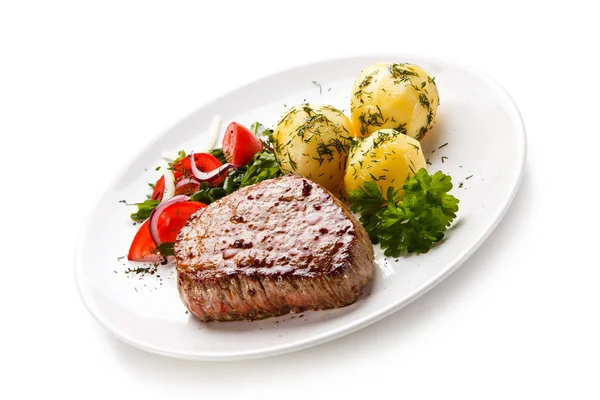 Filet Mignon Steak Met Gekookte Aardappelen Gehakte Groenten — Stockfoto