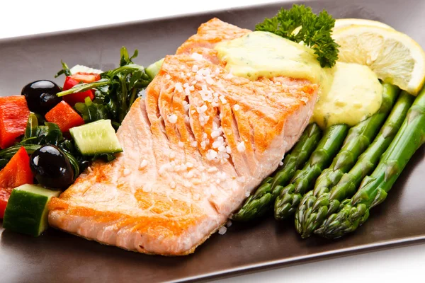 Gebratener Lachsfisch Mit Spargel Cremiger Sauce Und Gemüsesalat — Stockfoto
