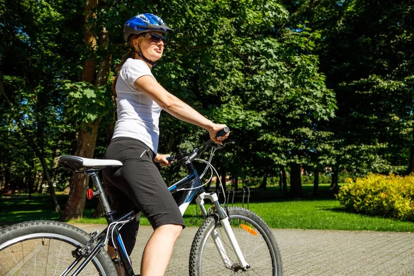 Donna Sportiva Bicicletta Nel Parco Estivo — Foto Stock