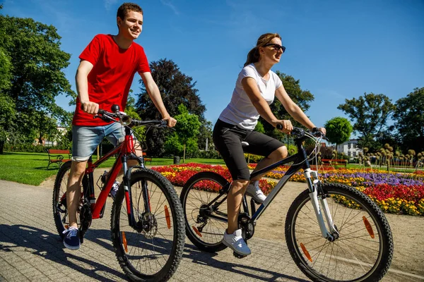 Estilo Vida Saludable Personas Montando Bicicletas Parque Ciudad — Foto de Stock