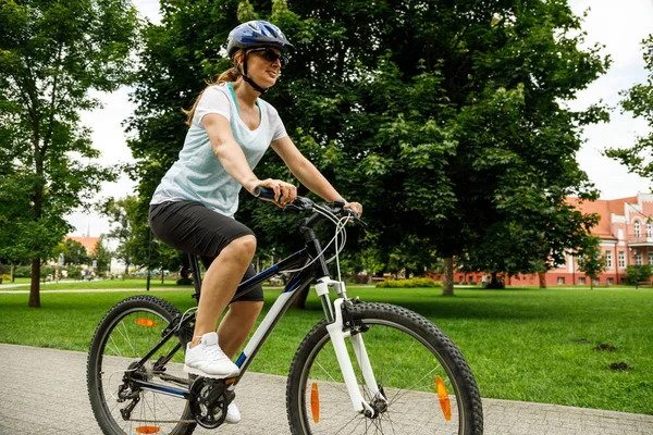 Mujer Mediana Edad Que Entrena Caballo Bicicleta Parque Verano —  Fotos de Stock