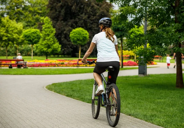 Μέσης Ηλικίας Γυναίκα Κατάρτισης Ιππασίας Ποδήλατο Στο Πάρκο Καλοκαίρι — Φωτογραφία Αρχείου