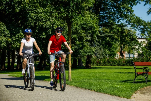 Stile Vita Sano Persone Che Vanno Bicicletta Nel Parco Cittadino — Foto Stock