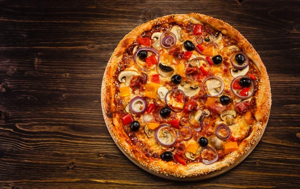 Pizza Pepperoni Tomatoes Mushrooms Peppers Wooden Table — Stock Photo, Image