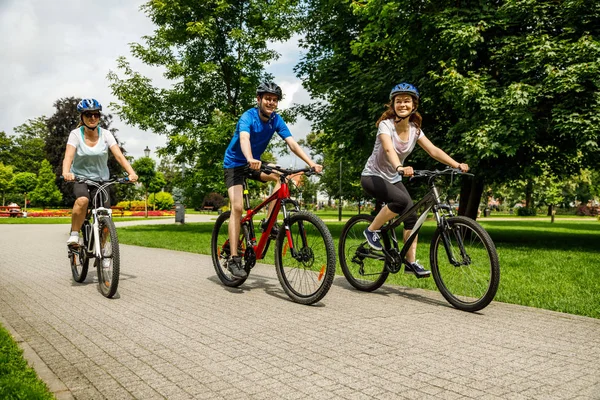 Familjen Ridning Cyklar Parken Sommaren — Stockfoto