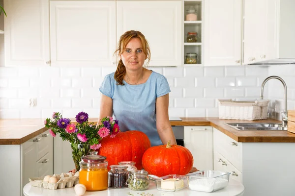 Mulher Bonita Posando Cozinha Com Colheita Outonal — Fotografia de Stock