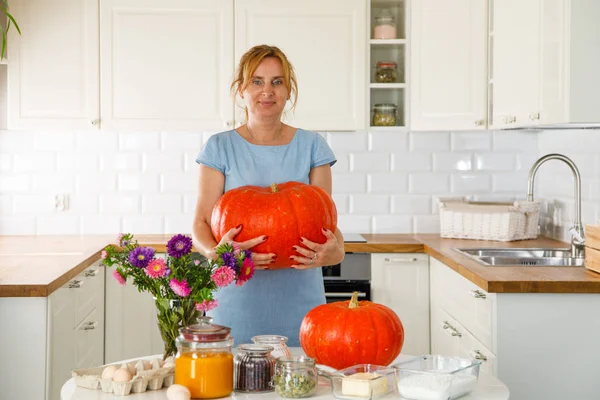 Mooie Vrouw Poseren Keuken Met Herfstoogst — Stockfoto