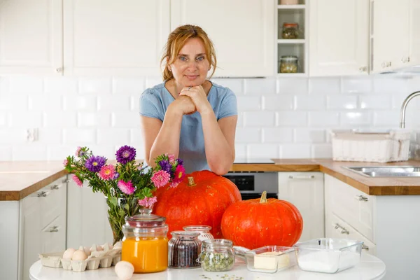 Mujer Bonita Posando Cocina Con Cosecha Otoñal — Foto de Stock