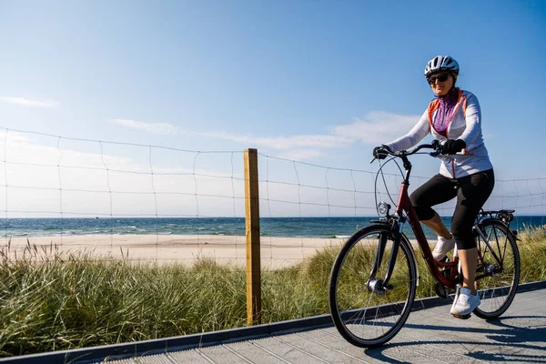 Medelålders Kvinna Utbildning Ridning Cykel Vid Floden — Stockfoto