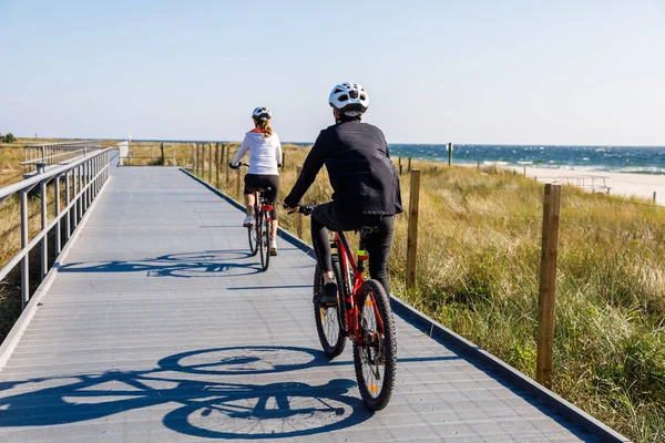 Mujer Mediana Edad Hombre Entrenamiento Caballo Bicicleta Orillas Del Río —  Fotos de Stock