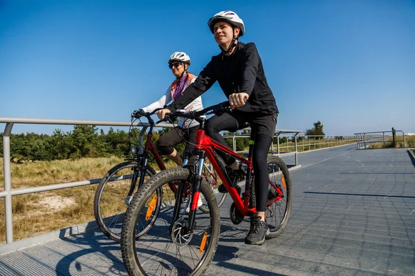 Mujer Mediana Edad Hombre Entrenamiento Caballo Bicicleta Orillas Del Río —  Fotos de Stock