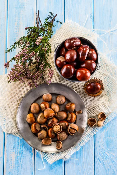 Natura Morta Autunnale Accogliente Con Castagne Fiori Tovagliolo Sacco Sfondo — Foto Stock