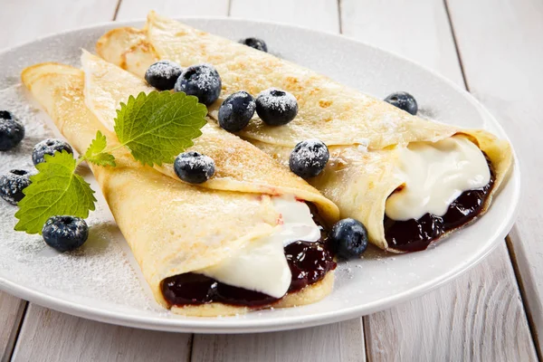 Gedrehte Crêpes Gefüllt Mit Blaubeeren Und Sahne Auf Teller Serviert — Stockfoto