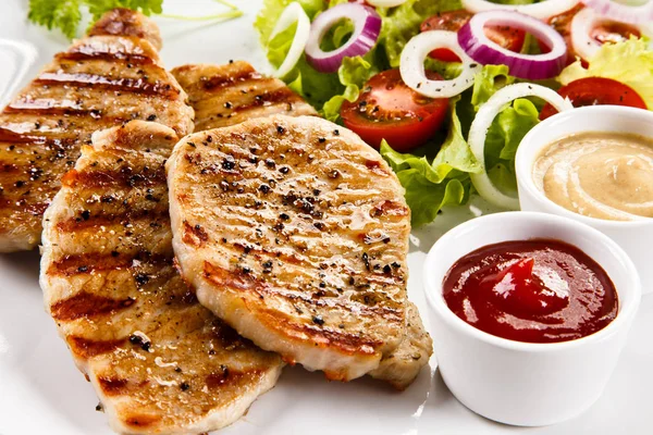 Grilled Chiken Steaks Vegetables Sauces — Stock Photo, Image