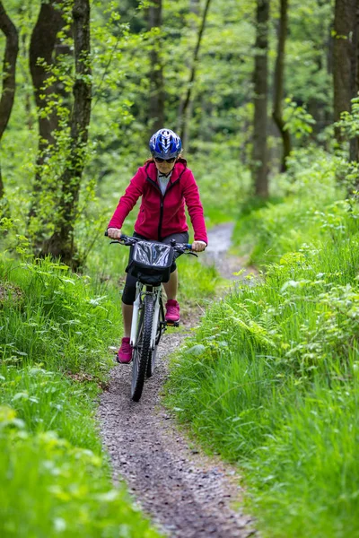 Femme Tenue Sportive Vélo Dans Une Forêt Printanière Lumineuse — Photo