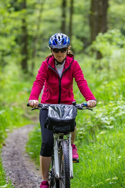 Mujer Ropa Deportiva Bicicleta Montar Brillante Bosque Primavera — Foto de Stock
