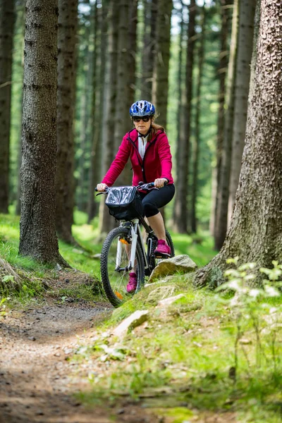 Kobieta Sportowym Stroju Jazda Rowerze Jasnym Lesie Wiosna — Zdjęcie stockowe