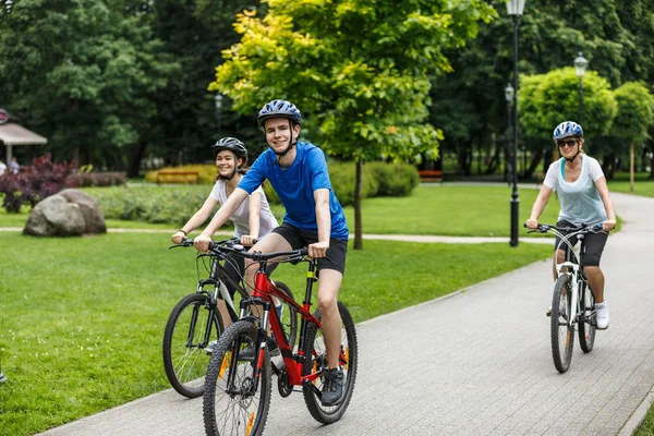 Grupp Människor Ridning Cyklar Sommarparken — Stockfoto
