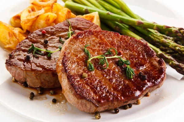 Hús Steak Sült Burgonyával Spárgával — Stock Fotó