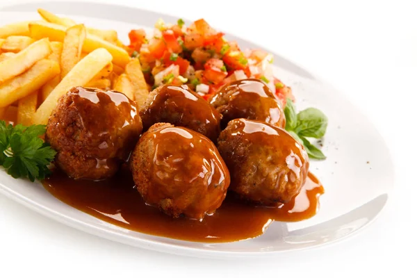 Frietjes Met Gehaktballen Bedekt Met Tomatensaus Geserveerd Bord Met Gehakte — Stockfoto