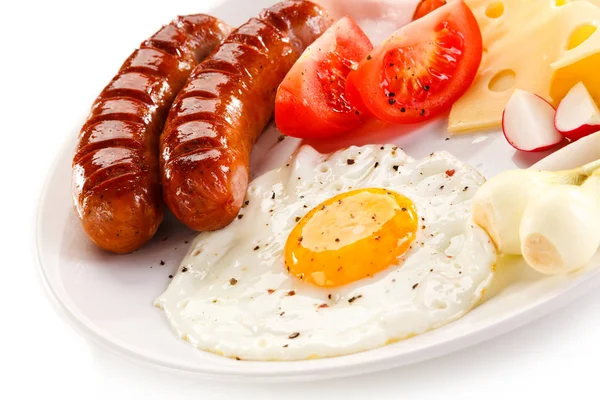 Νόστιμο Γεύμα Λουκάνικα Τηγανητό Αυγό Ζαμπόν Τυρί Και Λαχανικά — Φωτογραφία Αρχείου